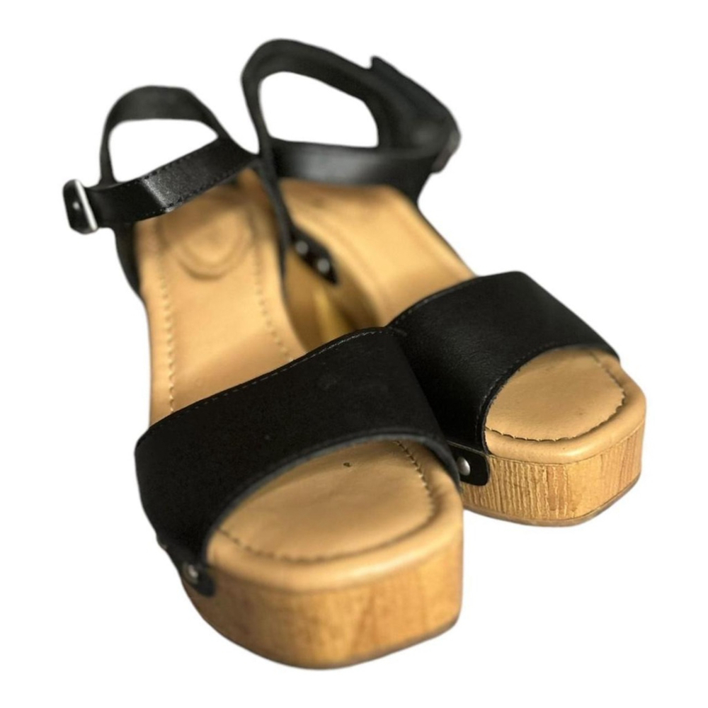 sandals - Picture 2 of 4